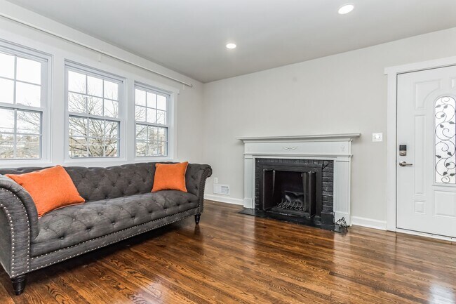 Foto del edificio - Meticulously well renovated 4Bd/3Bth home ...