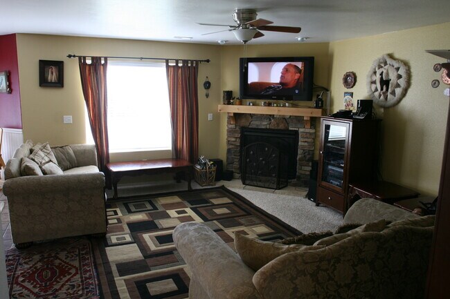 Foto del edificio - Huge 3 bed 2.5 bath single home in Spanish...