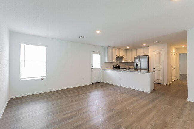 Foto del edificio - 13811 Weir Pl