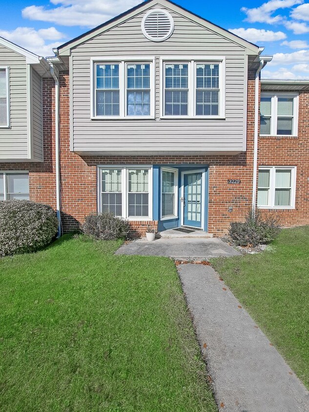 Primary Photo - Modern 2-Level Townhome with Fenced In Yar...