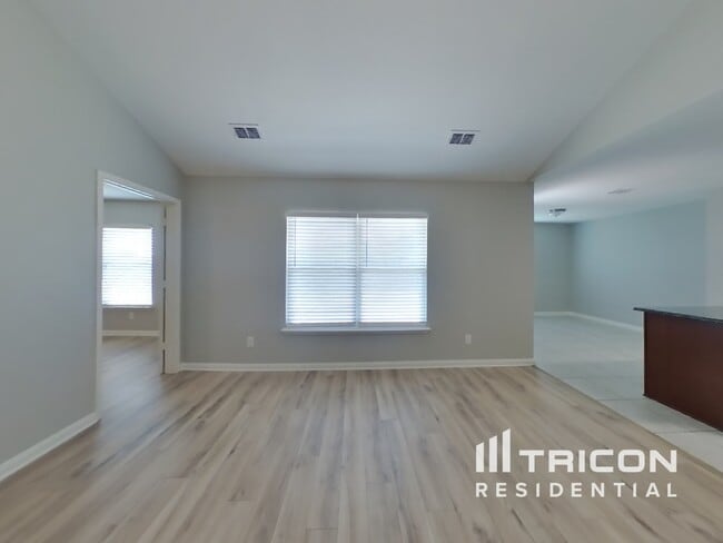 Foto del edificio - 2111 Juniper Dr