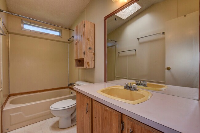 Building Photo - 180 Butternut