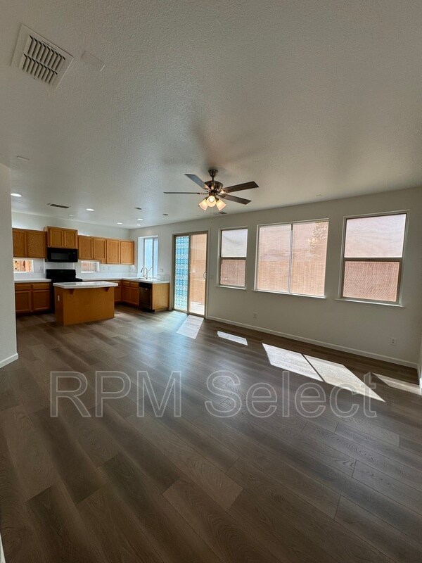 Building Photo - 3323 San Vicente Rd