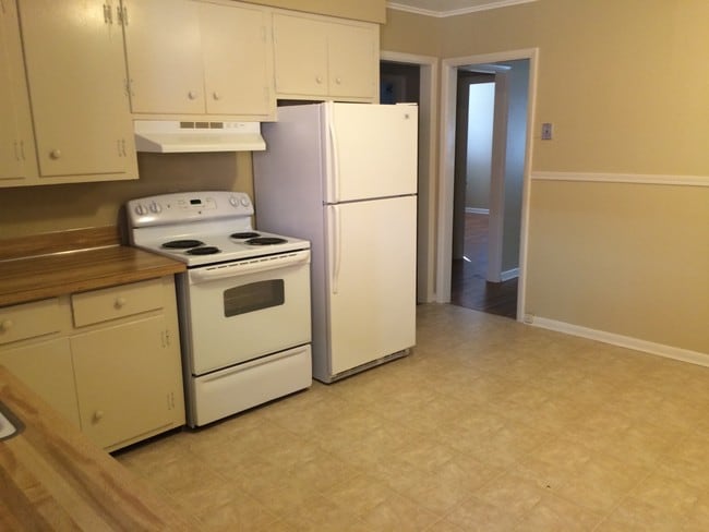 Building Photo - 5223-5223 Evergreen Dr