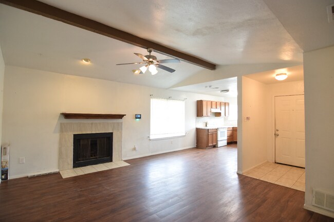 Foto del edificio - 2401 Hidden Valley Dr