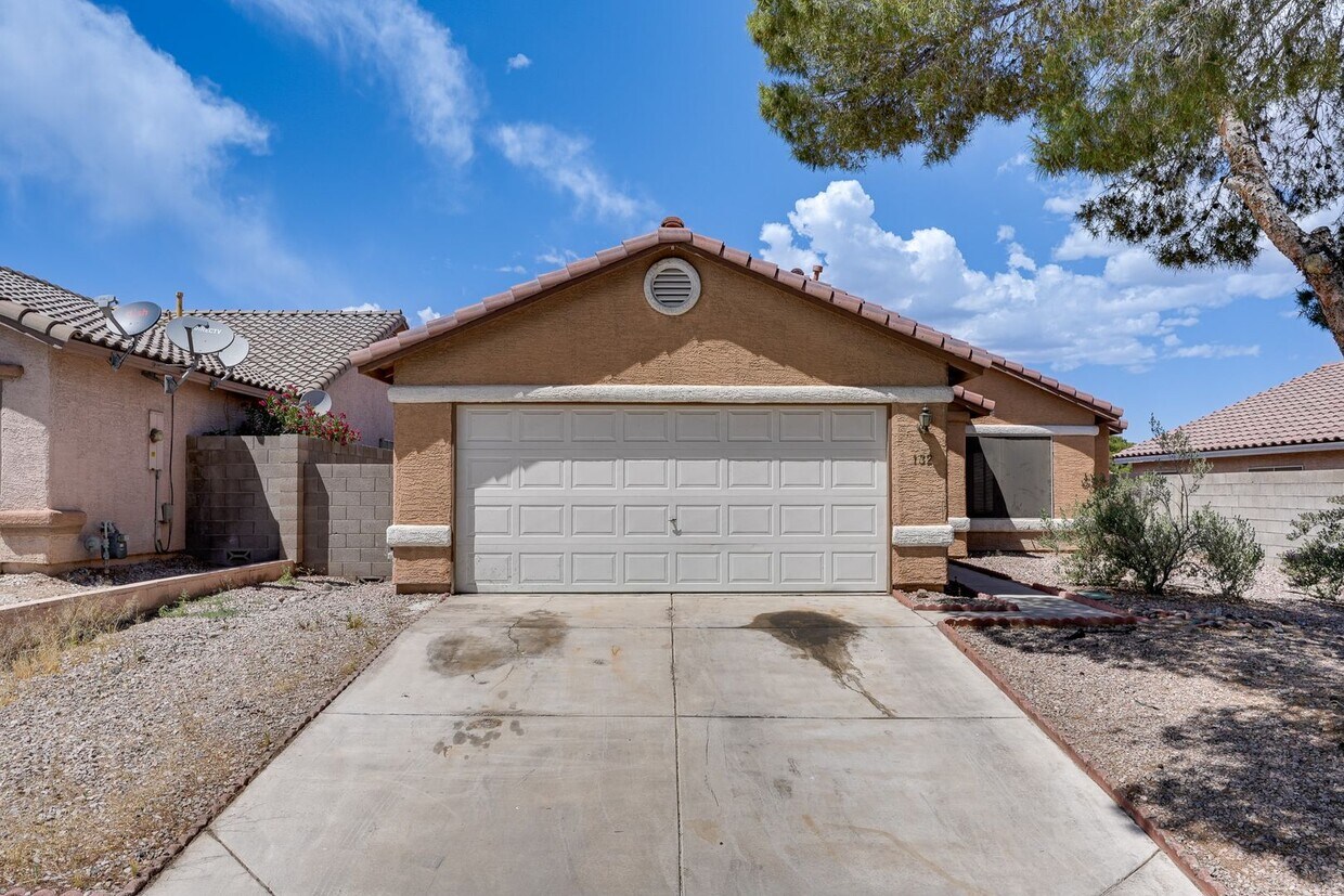 Primary Photo - SINGLE STORY WITH 3 BEDROOMS!