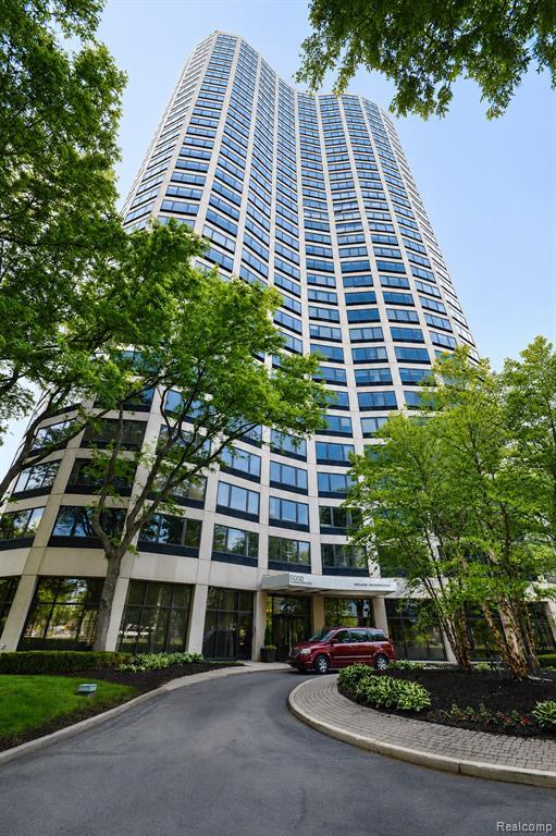 Building Photo - 5000 Town Center