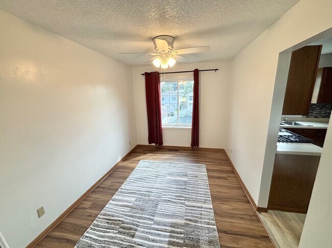 Foto del edificio - 1582 Reaney Ave