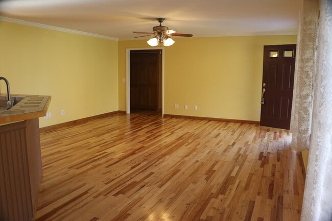 Sala de estar - 138 Cullen Ln