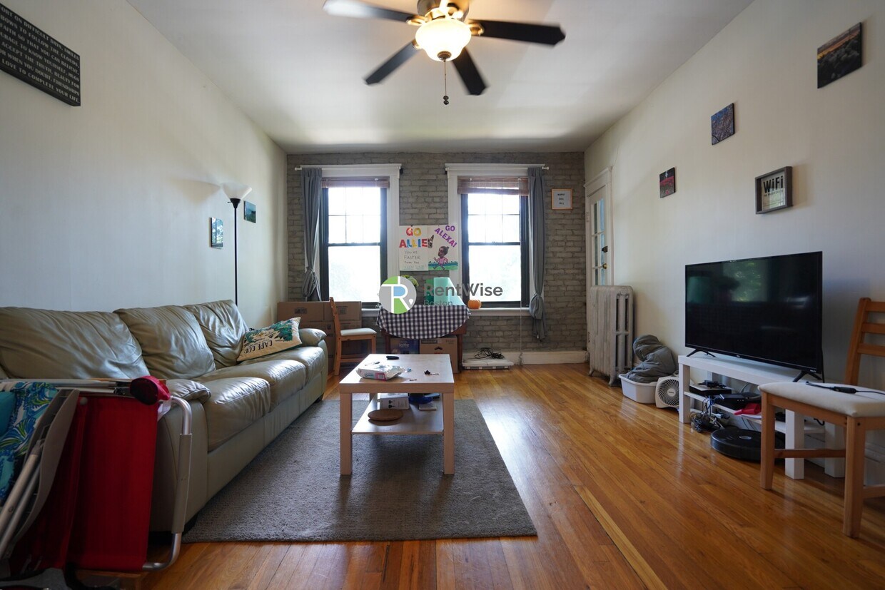 Primary Photo - 1758 Commonwealth Ave