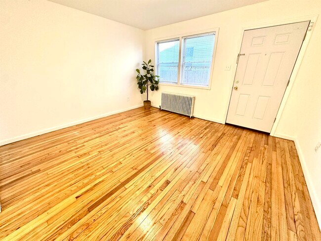 Foto del edificio - 31-33-33 Tillinghast St