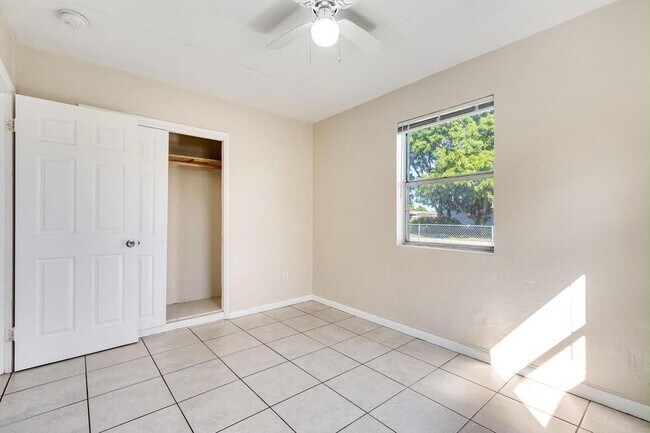 Foto del edificio - 1501 NW 24th Ave