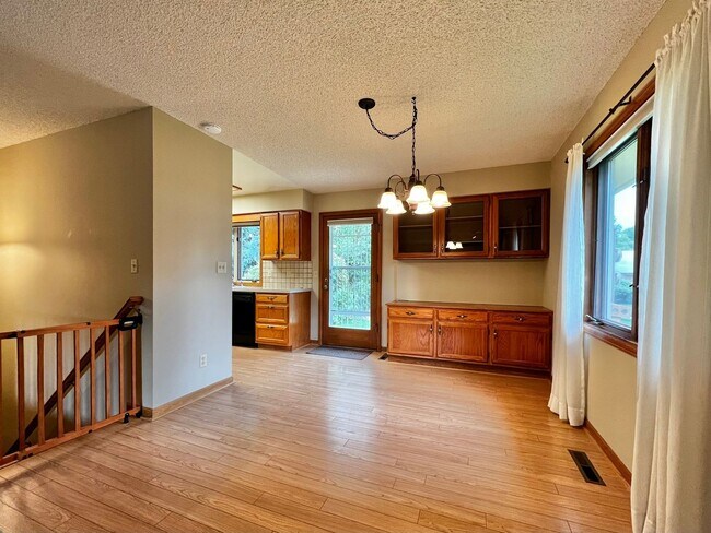 Building Photo - Spacious 3 Bed 2.5 Bath House Minutes from...
