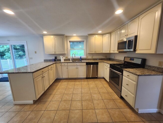 Building Photo - 4 bedroom 2.5 bath Single Family in Shrews...