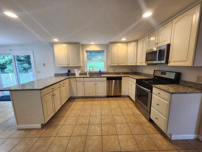 Foto del edificio - 4 bedroom 2.5 bath Single Family in Shrews...