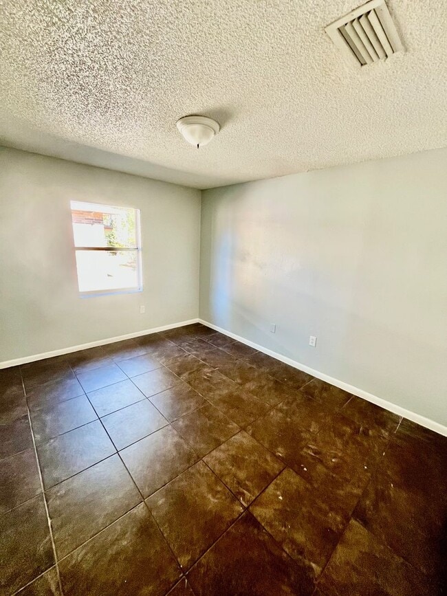 Foto del edificio - HUGE 2BR/1BA w/Gorgeous Ceiling Fans, W/D Hookups & More! NO APPLICATION FEE!