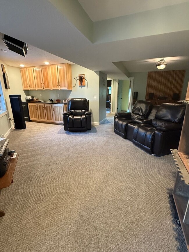 Building Photo - Rent: $2300; 3 Bed