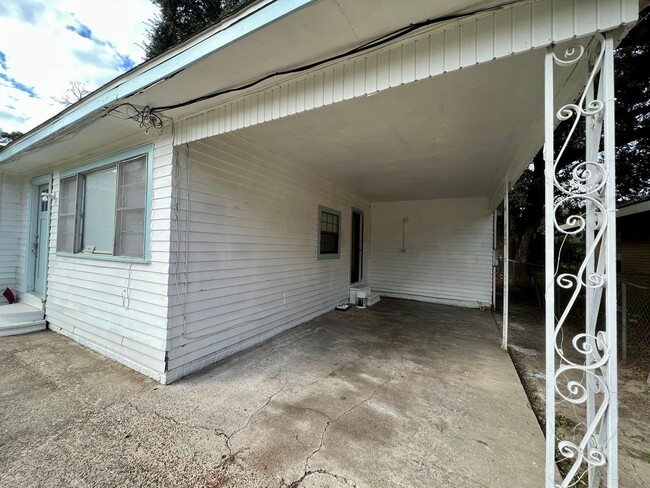 Building Photo - 3 bedroom, 1 Bathroom Home Available in La...