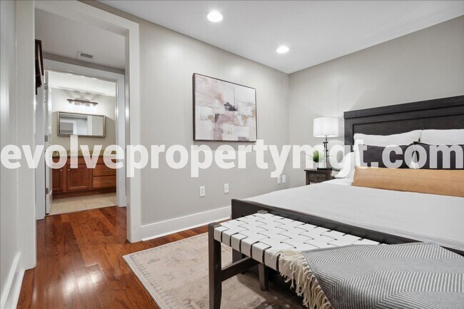 Building Photo - Downtown Living at Its Finest – Spacious 2...