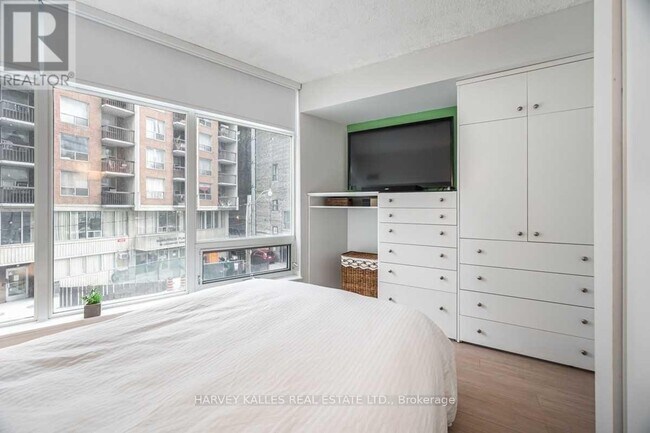 Photo du bâtiment - 8 Scollard St