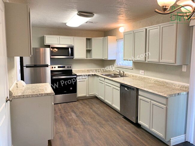 Foto del edificio - 2709 NW Hilltop Dr