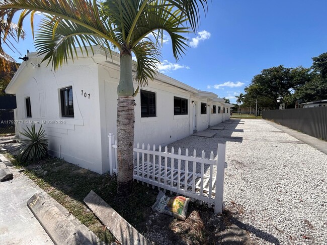 Building Photo - 707 SW 10th St
