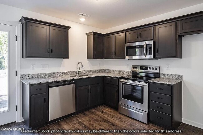 Building Photo - Beautiful Cottage style home