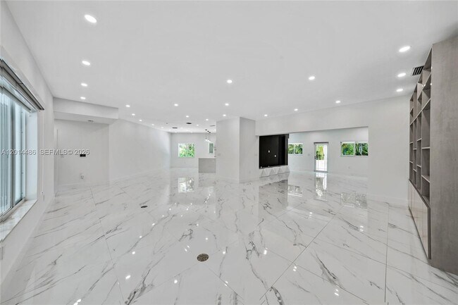 Building Photo - 711 Sunset Dr