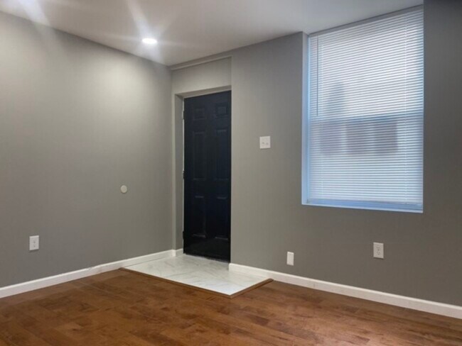 Building Photo - 925 N Markoe St