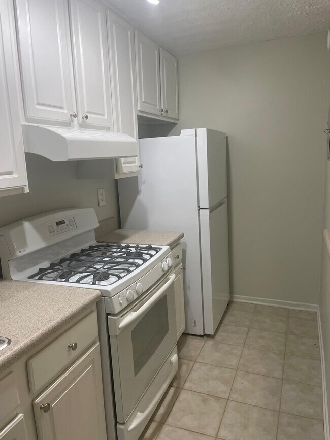 Kitchen/Oven/fridge - 6822 Glenridge Dr