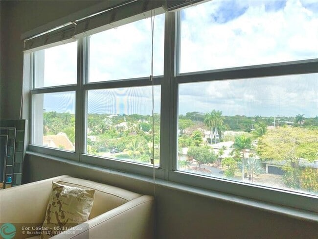 Building Photo - 2555 NE 11th St