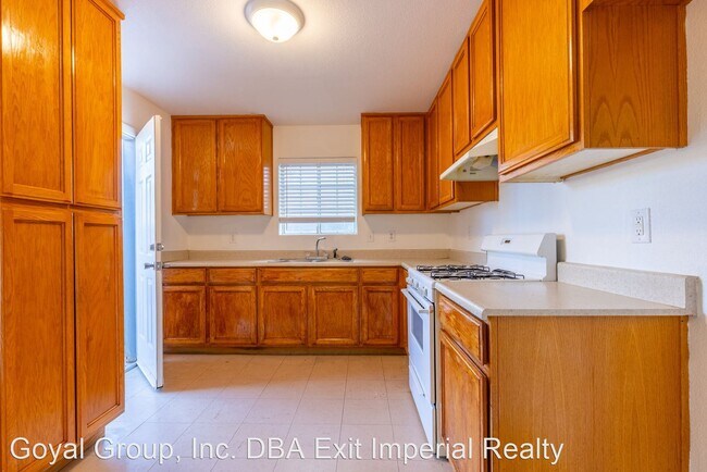 Building Photo - 4 br, 2 bath House - 237 E 6th St