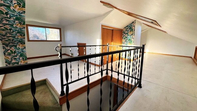 Upstairs Loft - 6531 Bayers Rd