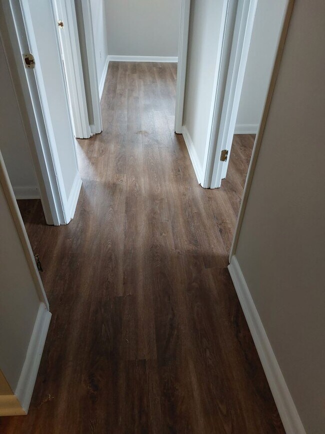 Building Photo - Coming Soon! Location! Location ! Location! Great school district and convenience