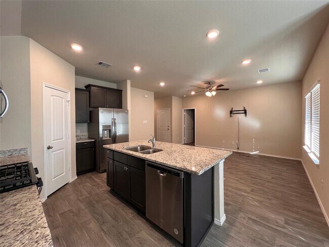 Foto del edificio - 2409 Dog Leg Ln