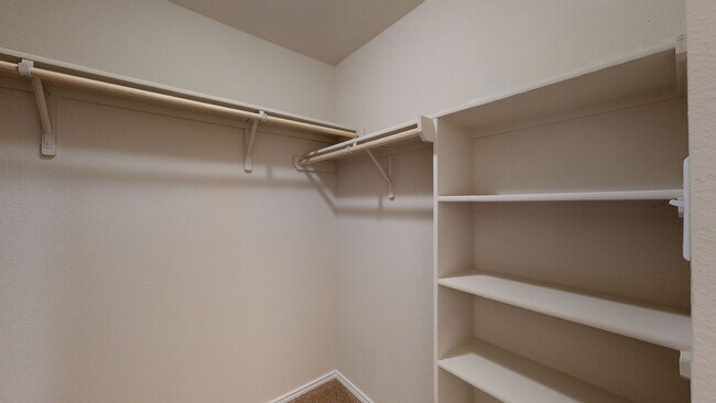 Building Photo - Amazing 3 bedroom, 2 bath, 2 car garage cl...
