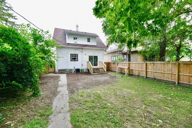 Building Photo - 3634 N Kenwood Ave