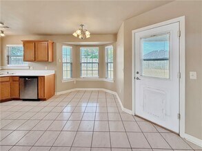 Building Photo - 910 SW Cheyenne Dr