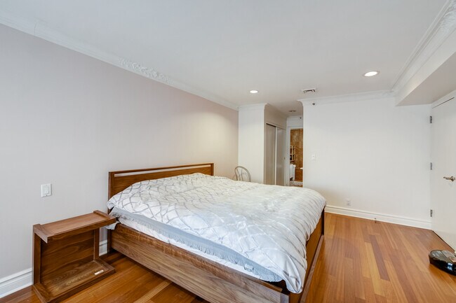 Foto del edificio - 100 Cutter Mill Rd