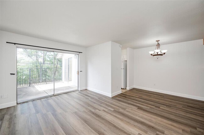 Foto del edificio - 6910 Hart Ln
