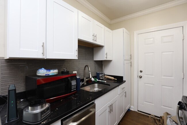 Foto del edificio - 3815 N Greenview Ave