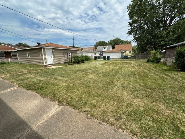 Foto del edificio - Large 3 bedroom with basement and 2 car ga...