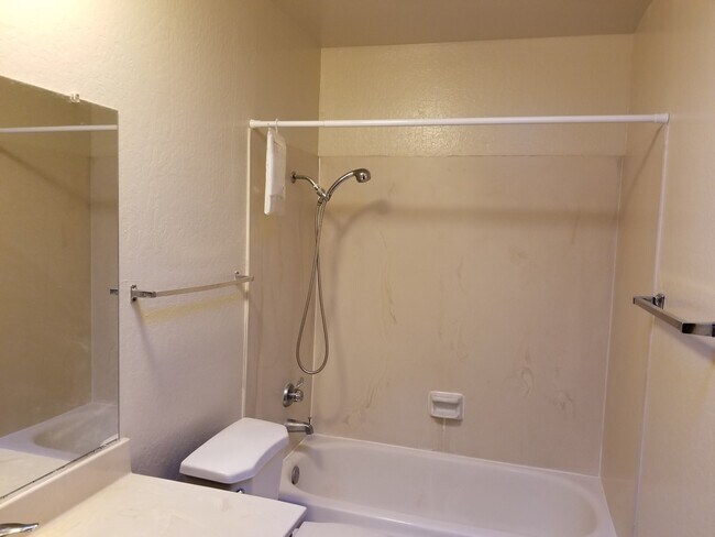 Building Photo - Gorgeous 3 Bedroom, 2 Bath home in great location