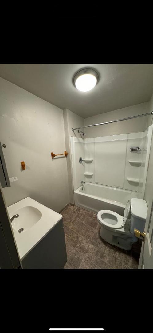 Building Photo - 702 E 2nd St