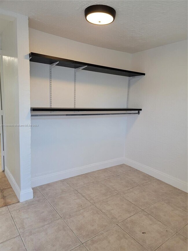 Foto del edificio - 528 NW 23rd Ave