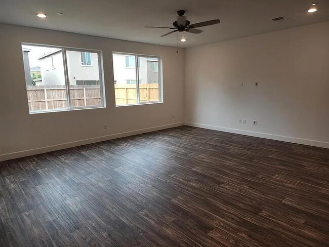 Building Photo - beautiful 4 year old Lennar home