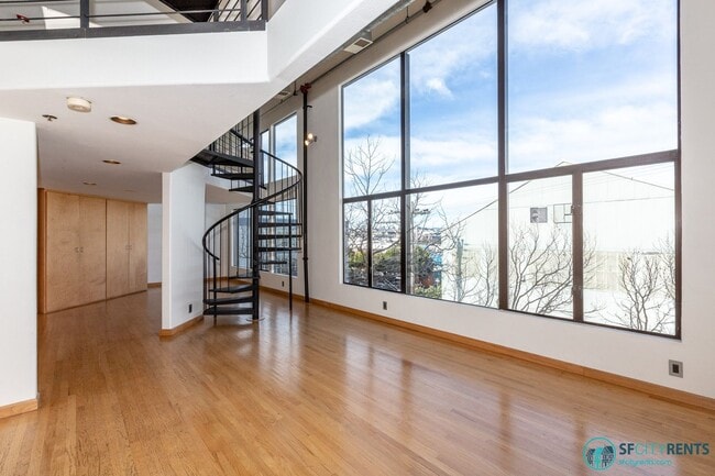 Foto del edificio - Mission District: Top Floor Loft w/ Roof Deck, Parking & W/D in unit