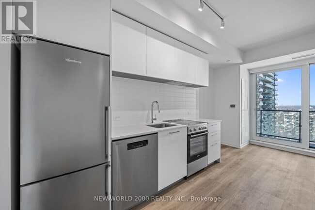 Building Photo - 101-3101 Roehampton Ave