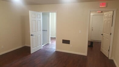 Building Photo - 109 W Oak St