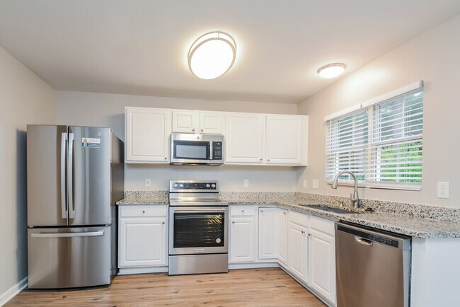 Foto del edificio - 5215 Little Sandy Dr